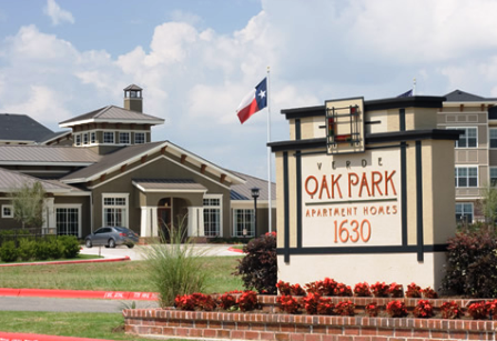 Verde Oak Park Apartments Entrance