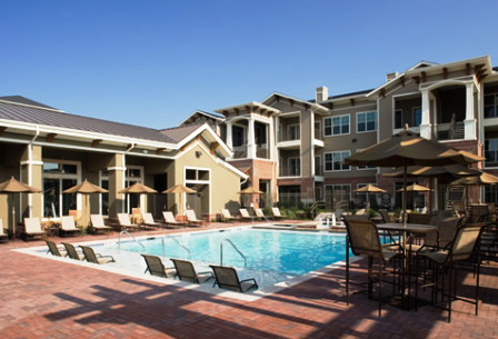 Sparkling Pool at Verde Oak Park Apartments