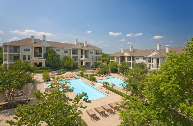 Pool at preserve at rolling oaks apartment