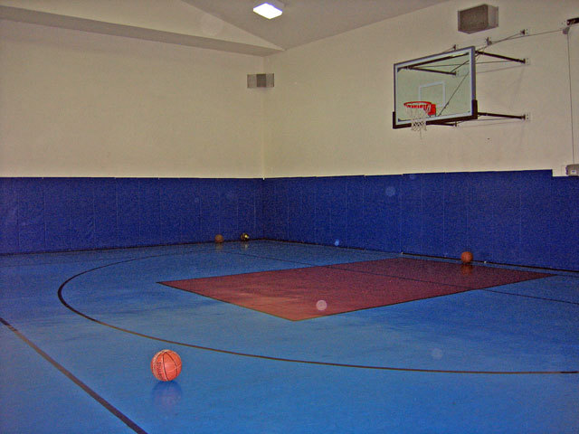 Basketball Court at these Houston Memorial Heights Apartment Rentals