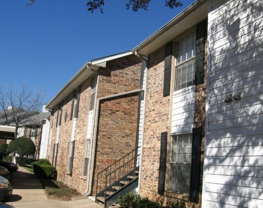 Exterior View of Estrada Oaks Apartments