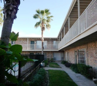 Courts at West University Apartments Photos
