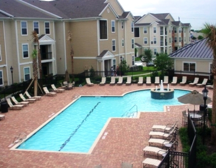 Sparkling Pool at Alanza Brook Apartments