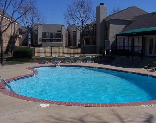 Sparkling Pool at Saddle Creek Apartments