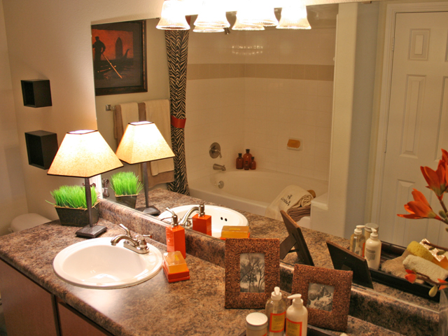 Large Bathrooms at these Hollywood Park Apartments