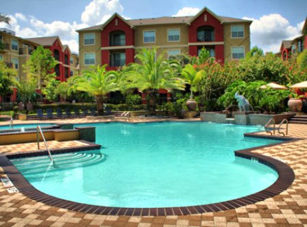 Sparkling Pool at Amli Towne Square Apartments