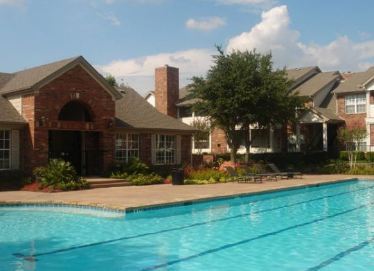 Sparkling Pool at Autumn Chase Apartments