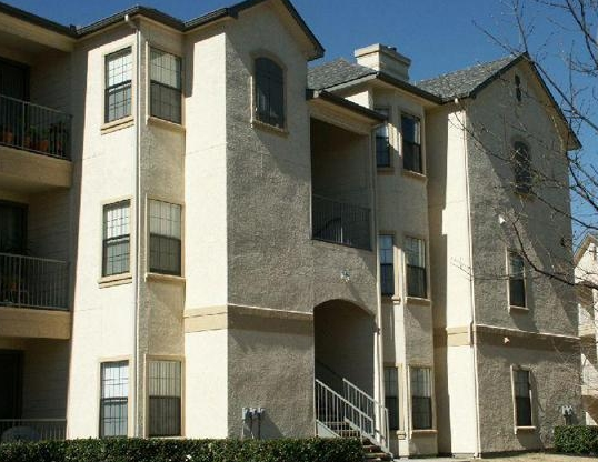 Exterior View of Lakeline Villas Apartments