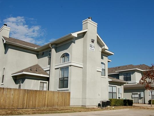 Exterior View of Dallas Lakewood Apartments