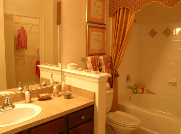 Sugar Land Apartments with Ceramic Tile in Bathroom