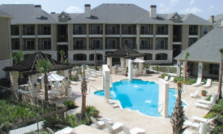 Full Exterior View of The Retreat at City Park Apartments