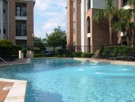 Houston Heights Apartments with Sparkling Pool