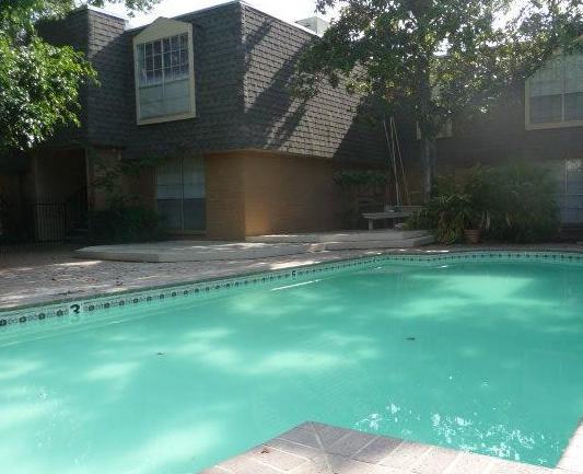 Sparkling Pool at Houston Galleria Apartments